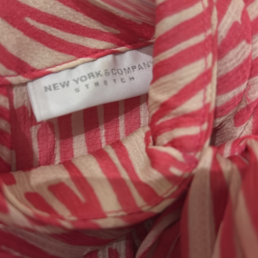 Great top for work or a girls night out. Size small from New York and Co. - Picture 2 of 4